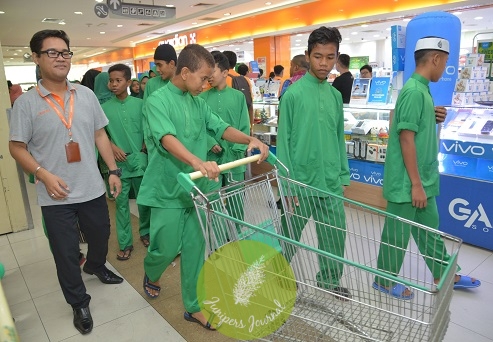 Asrama Darul Falah (ASDAF) Bukit Persekutuan heading to a shopping spree courtesy of Guardian Malaysia
