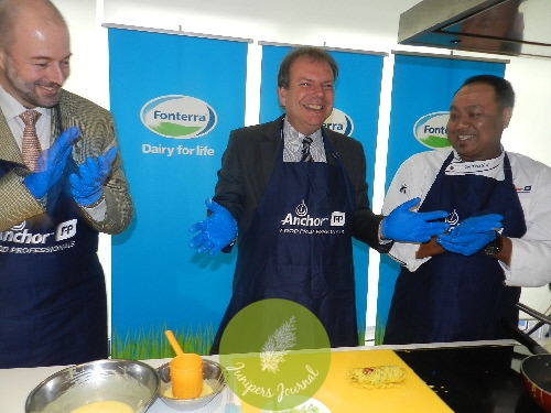 His Excellency, Dr. John Subritzky, NZ's High Commissioner to Malaysia successfully makes Roti Jala 