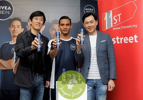 From left to right: Chuljin Yoon, Chief Operating Officer of 11street; Faiz Subri, Brand Ambassador of NIVEA MEN and winner of the FIFA Puskas Award 2016; and Ng Hock Guan, Country Manager of Beiersdorf Malaysia and Singapore, posing with the newly launched NIVEA MEN Cool Powder Deodorant now available on 11street