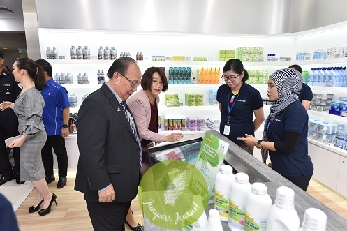 cosway-experience-centre-tour-yb-dato-henry-sum-agong-and-liang-sook-sook