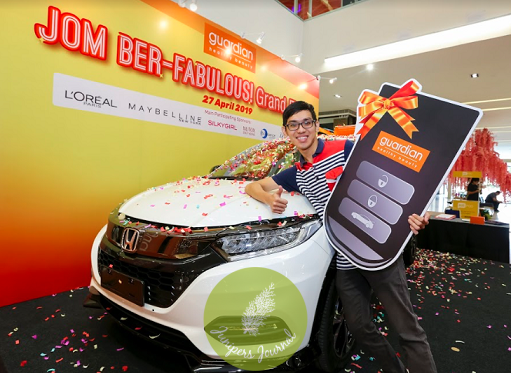 Lee Chee Keong, representing Grand Prize Winner Boon Siew Mooi was all smiles when he won the Honda HR-V RS after overcoming the other 24 finalists in the grand finale event