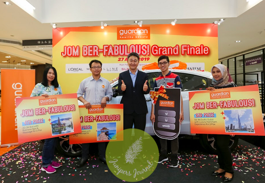 DY Cho (middle) with the Top 4 winners of the contest. From left to right, 4th prize winner Zuraini Bt Sulaiman, 3rd prize winner Long Jla Hao, Grand Prize winner representative Lee Chee Keong and 2nd prize winner Fariza bt Shabudin