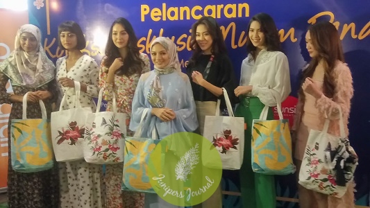 Neelofa (centre) founder of NAELOFAR with the tote bags collection