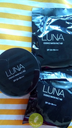 LUNA Essence Water Pact SPF35PA+++ comes in a box with a compact and two refills