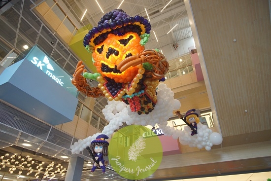 The entire one-of-a-kind balloon installation is made out of approximately 50,000 biodegradable qualatex balloons (100% earth-friendly) and currently floats at 2,600 square feet. As the main highlight of Boo-Ville, the Instagrammable feature is a work of art by Malaysia's very own balloon master, Joseph Ho, and Taiwan's 'Godfather of Balloons', Ho Kun-Long. The award-winning duo has been part of the IPC family since 2015 and it is the fourth time working with the shopping centre