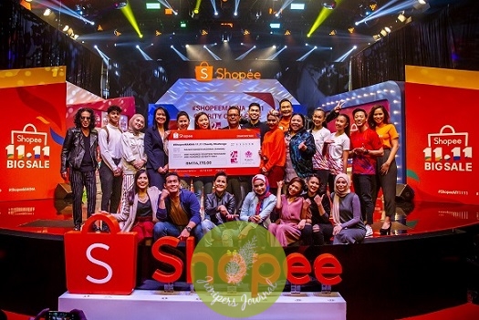 (standing, fifth from left onwards) Dr Michelle Mah, Director, Business Development & Corporate Communications, Sunway Medical Centre and Cherine Fong, Assistant Manager, Marketing, Shopee Malaysia together with the celebrities presenting the mock cheque to Ahmad Hurais Mohd Hanafiah, Head of Corporate Collaborations, MAKNA (standing, seventh from left) after the live show
