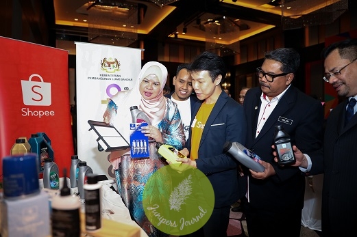 Zed Li, Head of Seller Management, Shopee Malaysia briefing Yang Berhormat Datuk Seri Rina Binti Mohd Harun, Minister of Rural Development on the rural entrepreneurs' automotive products that are now available on Shopee via the Desaauto@KPLB official store