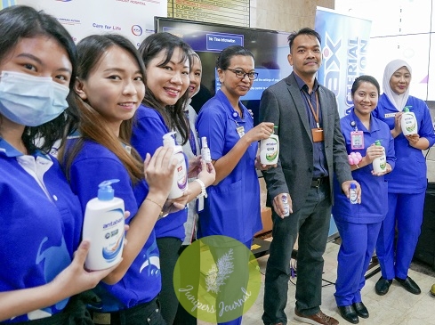Mandy Lee, Senior Product Manager of Antabax, Vivian Lee, Senior Brand Manager of Antabax together with Dr Muhamad Yazli Yuhana, Consultant Internal Medicine & Infectious Diseases of KPJ Ampang Puteri Specialist Hospital, taking the participants of Always Be Clean (ABC) for Health on the correct hand wash steps 