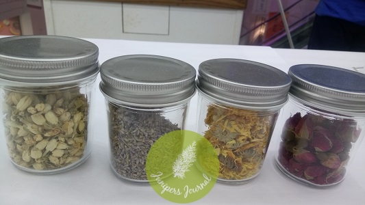 Add in dried flowers such as jasmine, lavender, chrysanthemum, rose buds