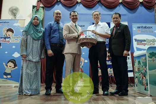 Tuan Haji Hishammudin Ahmad (Light brown suit), Pengetua Sekolah Kebangsaan Putrajaya Presint 11(3) receiving Antabax contribution for ‘Tangan Bersih, Hidup Sihat’ Campaign from Mr Francis Ng, Senior General Manager