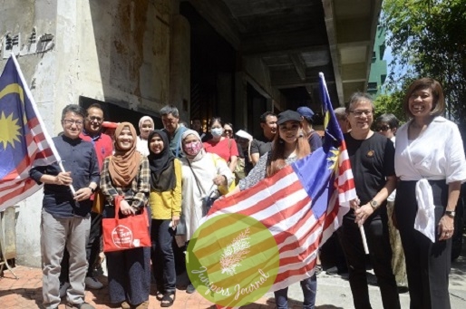 group-photo-before-the-flag-off-of-the-architecture-building-visits-left-with-the-flag-is-yb-senator-liew-chin-tong-and-utmost-right-is-pam-president-ar-l