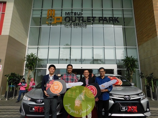 Winners of the Toyota Yaris and Toyota Avanza Receiving Their Prizes (L-R)(Mr Gou Takayama, Advertising and Promotions Manager of Mitsui Outlet Park KLIA Sepang),(Mr Mohd Zafri Mohd Shariff, Winner of the Toyota Yaris),( Mr Frankie Lee Chee Lih General Manager, Operations, Mitsui Outlet Park KLIA Sepang),( Mr Suhaimi Bin Mahdar, Winner of the Toyota Avanza) 