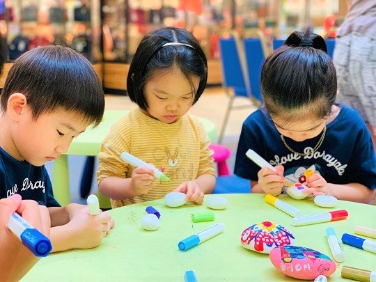 Kids enjoying fun and exciting workshops at Da Men Mall