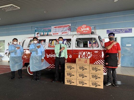 Approximately 1,000 frontliners from Hospital Sungai Buloh were treated to "KITKAT Breaks"