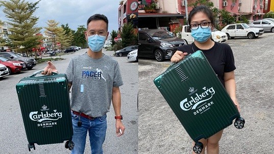 Ms. Lim Ann Huei (林安卉) and Mr. Lee Hock Mun (李协满) were delighted to redeem their emerald green 20” Carlsberg luggage bags from their supermarket purchases