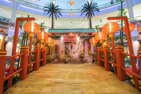 Going back in time: A feature point of the Centre Court Lunar New Year decor is the lantern lit bridge inspired by heritage lane "Kwai Chai Hong