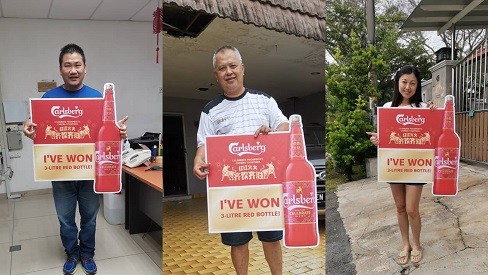 (left to right) Grand prize winners Mr. Tan Swee Leong, Mr. Soon Kim Kwee and Madam Wong Sook Fong popped their Carlsberg bottle caps, winning the 3-litre Carlsberg red bottles