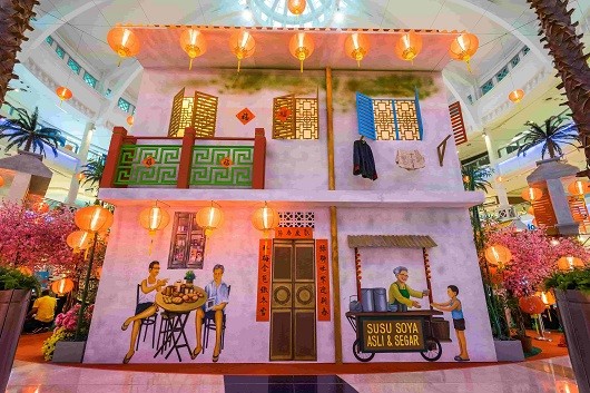 An artistic mural on the back of the shoplot structure in the Centre Court, reminiscent of life in the 1960s