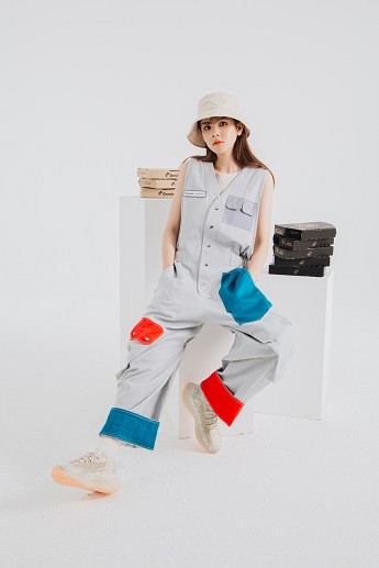 The series range from oversized T-shirt to baggy pants, as well as jackets, limited edition overalls and accessories such as tote bags with a touch of Domino's