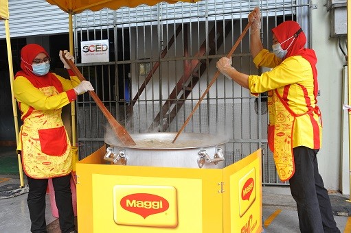 MAGGI chefs preparing bubur lambuk for distribution