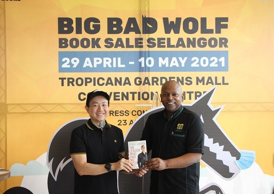 In conjunction with World Book Day today during the BIG BAD WOLF Books Press Conference, Andrew Yap presented a book as a token of appreciation to Andrew Ashvin