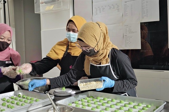 these-40000-cookies-baked-by-the-selected-b40-women-will-be-distributed-to-200-families-from-3-peoples-housing-projects-in-the-klang-valley