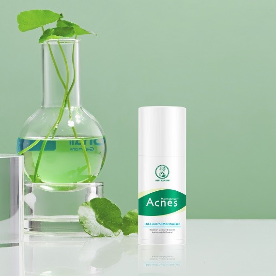 acnes-oil-control-moisturiser-lifestyle