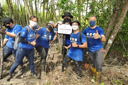 Green thumbs at Nestlé - Mr Juan Aranols, Chief Executive Officer of Nestlé (Malaysia) Berhad [far right] and Nestlé Cares volunteers marking the mangrove restoration initiative at Kuala Selangor Nature Park, as part of Nestle's Project RELeaf to plant 3 million trees across Malaysia by 2023