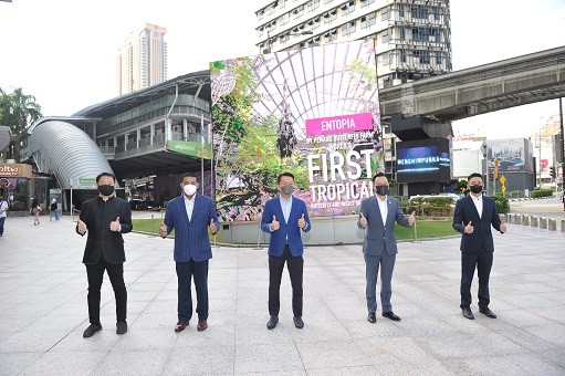 VIPs at the Lot 10 Giant Cube featuring the "Experience Penang" campaign videos. [From L-R]: · Mr Ch'ng Huck Theng, Chairman of Association of Tourism Attractions Penang (ATAP); · Mr Raj Kumar, Chairman of Malaysian Association of Hotels, Penang Chapter (MAH); · YB Yeoh Soon Hin, Penang State EXCO for Tourism & Creative Economy (PETACE); · Mr Ooi Chok Yan, CEO of Penang Global Tourism; · Mr Andy Lau Eng Leong, Association Secretary of Malaysia Budget & Business Hotel Association, Penang Chapter (MyBHA) 