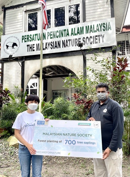 from-left-general-manager-of-rohto-mentholatum-malaysia-lim-mei-yuen-presenting-the-mock-cheque-to-mns-executive-director-mr-i-s-shanmugaraj