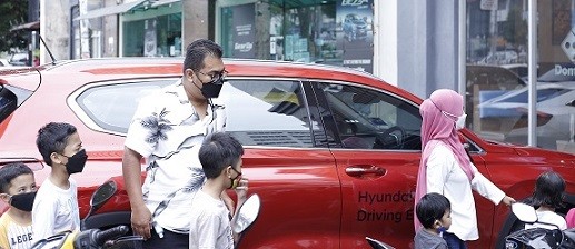 Frontliner Yusrizal bin Syamsir Alam took his family for a drive in the Hyundai Santa Fe to a nearby Domino's store