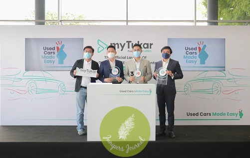 (from left to right): Zi Yong C., Chief Operating Officer at CARRO; Derrick Eng, CEO of myTukar; Fong Hon Sum, Founder and Chairman of myTukar; and Ernest Chew Chief Financial Officer, CARRO 