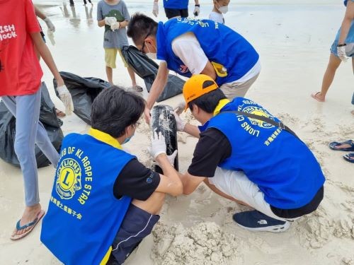 Lions Club members and the Auto Bavaria team hard at work during the beach clean-up