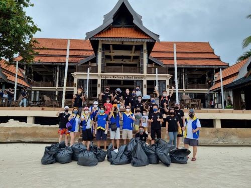 The Auto Bavaria team and Lions Club members successfully collected 13 bags of trash from the beach