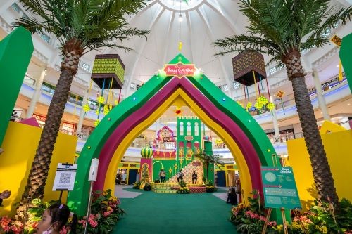 the Curve Centre Court celebrates Raya with a vibrant and colourful Arabesque scene