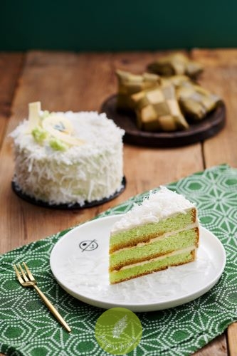 The StraitsHeritage and tradition mean everything to us. Set sail with The Straits; our traditional Pandan cake, laced with Gula Melaka and enriched with cream and mascarpone cheese.Take home a petite cake to satisfy your dessert cravings.Available asa whole (RM139.90/1.6kg) andslices (RM13.95/slice), as well as in petite size(RM55/0.56 kg).