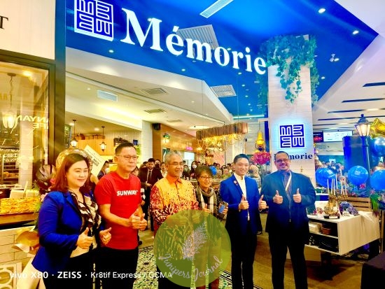 Ms. Audrey Lai, Co=founder of Memorie Cafe; Mr. HC Chan, CEO of Sunway Malls & Theme Parks; YBhg. Datuk Musa Hj. Yusof, Deputy Director -General (Promotion) of the Malaysia Tourism Board; YBhg. Datuk Aureen Jean Nonis, Senior Director of MATRADE; Mr. James Thum' CEO of Memorie Cafe; En. Mazlan Ibrahim, Acting CEO of PERNAS