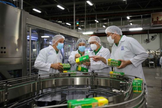 [From Left] Juan Aranols, Chief Executive Officer of Nestlé (Malaysia) Berhad; April Wong, Business Executive Officer, Ready to Drink Business Unit, Nestlé (Malaysia) Berhad; Lim Seng Huat, Packaging Technology Manager, Nestlé (Malaysia) Berhad and Dato' Adnan Pawanteh, Head of Corporate Affairs, Nestlé (Malaysia) Berhad viewing the the MILO UHT 125ml paper cluster packaging at Nestlé's Sri Muda Factory