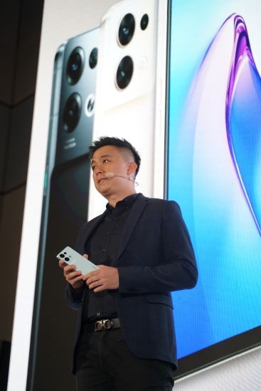 Darren Fan, Retail Director of OPPO Malaysia, presents the new OPPO Reno8 Series 5G as the portrait expert at its official launch in Malaysia