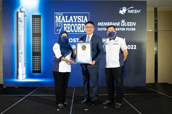 (middle) Mr Soh Tian Ee receives recognition from Malaysia Book Of Records for NESH Membrane Queen, for the most output holes in a water filter membrane flanked by Senior Record Consultant of Malaysia Book of Records Pn Siti Hajar Binti Johor and Senior Consultant of Malaysia Book of Records, Mr Edwin Yeoh Tiong Chin