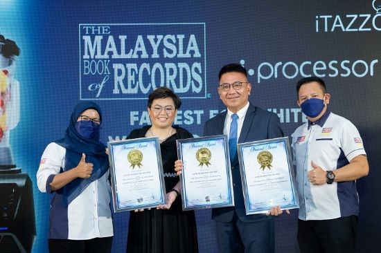 (from left) Senior Record Consultant of Malaysia Book of Records, Pn Siti Hajar Binti Johor, Director of iTazzo, Ms Fang Bee Gun, Research and Development Director of NESH and iTazzo, Mr Soh Tian Ee and Senior Consultant of Malaysia Book of Records, Mr Edwin Yeoh Tiong Chin with the Malaysia Book Of Records Award for the fastest egg white whipping blender for iTazzo i-Processor Blender