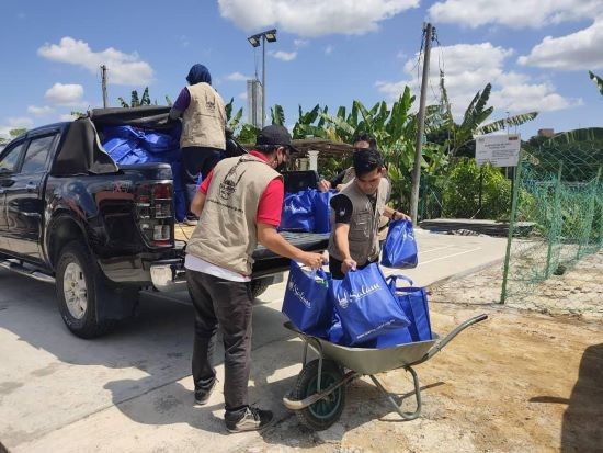 Islamic Relief Malaysia preparing distribution packs for #ShopeeGivesBack Ramadan distribution