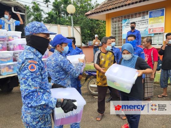 MERCY Malaysia provides families displaced from the floods with basic necessities