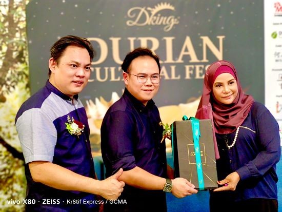 From left to right: Simon Chin, (Founder of Dking), Leron Yee (Founder of Dking), YBrs. Puan Rosnah Mustafah (Senior Deputy Director of Tourism Malaysia)
