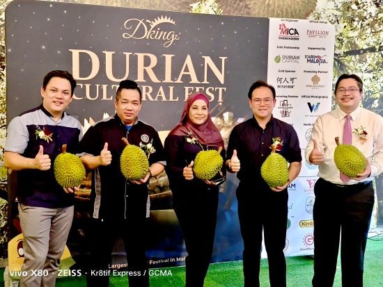 From left to right: Simon Chin, (Founder of Dking), YBhg. Dato Dr. Gavin Voon, (Chairman of National Consumer Action Council, MTPN Selangor), YBrs. Puan Rosnah Mustafah (Senior Deputy Director of Tourism Malaysia), Leron Yee (Founder of Dking), Encik Badrul Hisham Hilal (Senior Manager, F&B And Agro-Based Unit, MATRADE) 