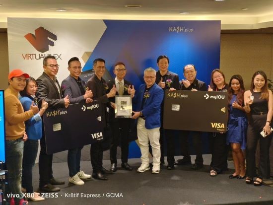 Group Photo with KOLs (Left to Right) Putera Ameer; Ms.Gwen Khor, Head of Marketing - IOUpay; YBhg. Dato’ Sri Steven Eng, Advisor of Malaysia Digital Chamber of Commerce; Mr. Yeap Yong Wei, Regional Commercial Officer of IOUpay; Mr. Heng Wa Seng, Chief Executive Officer of VIrtualflex Sdn Bhd; Mr. Ken Phua, Deputy President of Malaysia Retail Chain Association (MRCA); Mr. Kenneth Kuan, Chief Financial Officer of IOUpay; Mr. Wayne Wong, Chief Credit Control Officer of IOUpay; Mr. Lau Teck Huat, Chief Technical Officer of IOUpay; Ms. Carol Fung, Senior Manager of Malaysia Digital Economy Corporation (MDEC); Chuojashni Subramaniam; Beatrice Chong