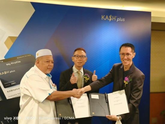 MOU signing with PPHM (Left to Right) YBhg. Datuk Hj Mohd Kamal bin Shukor, Senior Manager of Perbadanan Perwira Harta Malaysia (PPHM); Ken Phua, Deputy President of Malaysia Retail Chain Association (MRCA); Mr. Heng Wa Seng, Chief Executive Officer of VIrtualflex Sdn Bhd