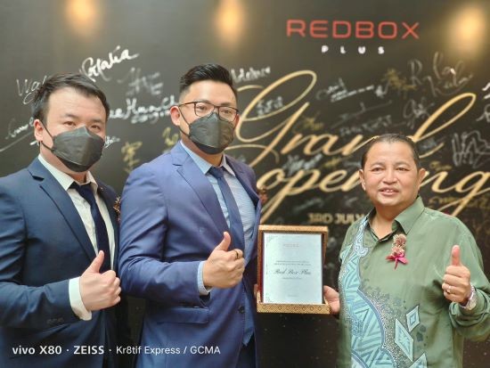 Mr. Eric Liew, Operations Manager of Red Box Group & Mr. Karl Khoo, CEO of Red Box Karaoke Group extending a token of appreciation to YBhg. Dato’ Dr. Ammar Abd. Ghapar, Senior Director of the Malaysia Tourism Promotion Board (Tourism Malaysia)
