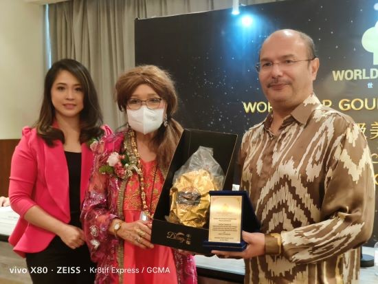 From left to right: Ms Peggy Chong (President of World Gourmet), Puan Sri Datin Sri Dr Susan Cheah (Patron of World Gourmet), YBrs. En. Syed Yahya Syed Othman, Senior Director, Strategic Planning of Tourism Malaysia