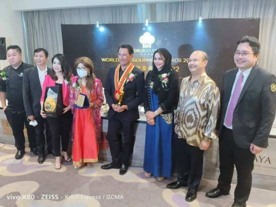 From left to right: Chef James Ho (World Gourmet Ambassador 2022), YBhg. Dato’ Simon Lim (Honorary and Legal Advisor of World Gourmet), Ms. Peggy Chong (President of World Gourmet), YBrs. Puan Sri Datin Sri Dr Susan Cheah (Patron of World Gourmet), Daniel Green (International renowned Healthy Eating Celebrity Chef), Puan Sri Nisa Bakri (Culinary Advisor of World Gourmet), YBrs. En. Syed Yahya Syed Othman (Senior Director, Strategic Planning of Tourism Malaysia) and Encik Badrul Hisham Hilai (Senior Manager Halal, F&B and Agro Based Export Promotion & Market Access of MATRADE).